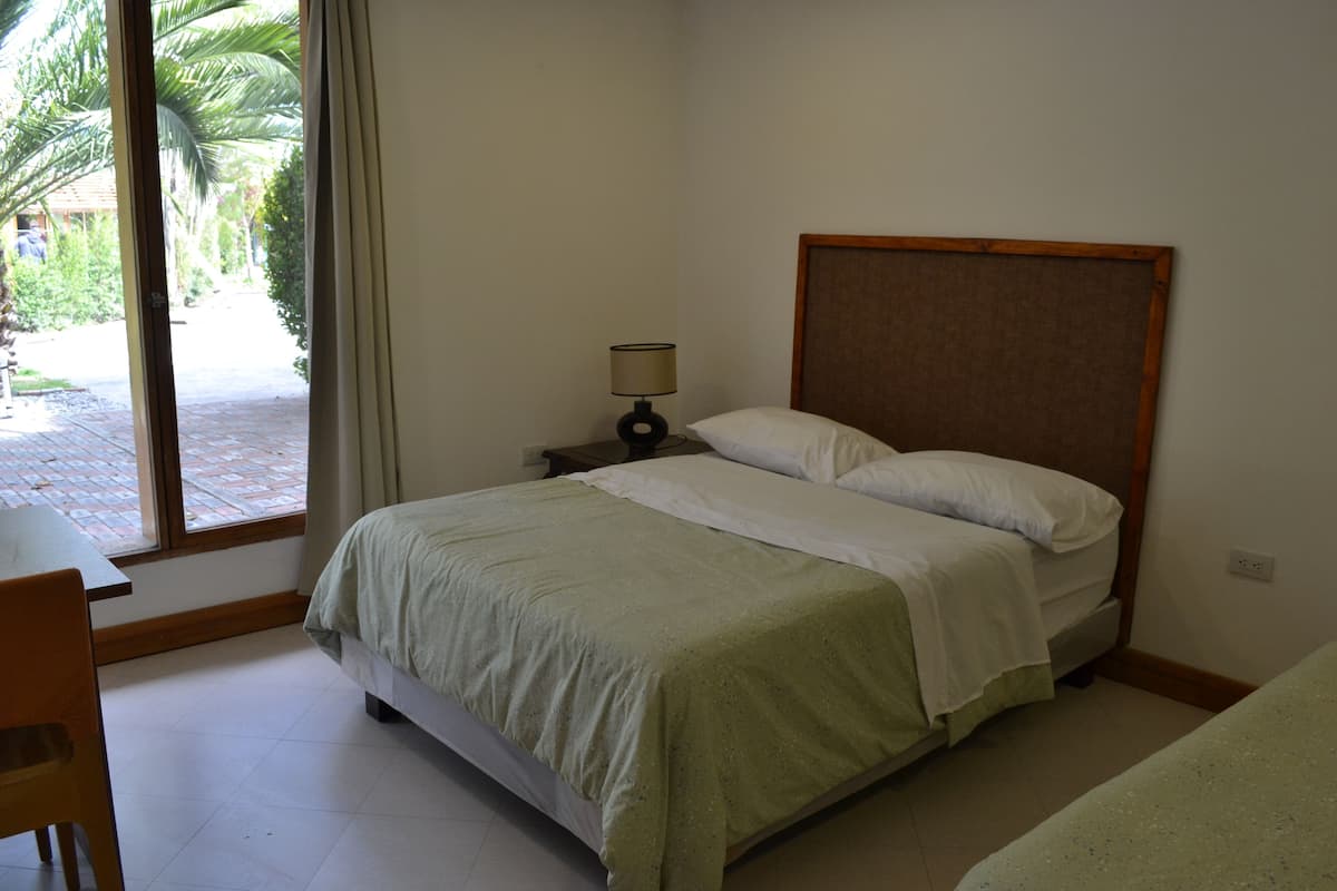 5 bedrooms, Egyptian cotton sheets, premium bedding, down duvets
