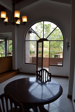 5 bedrooms, Egyptian cotton sheets, premium bedding, down duvets - Bamboo Village Place (Tumbaco)