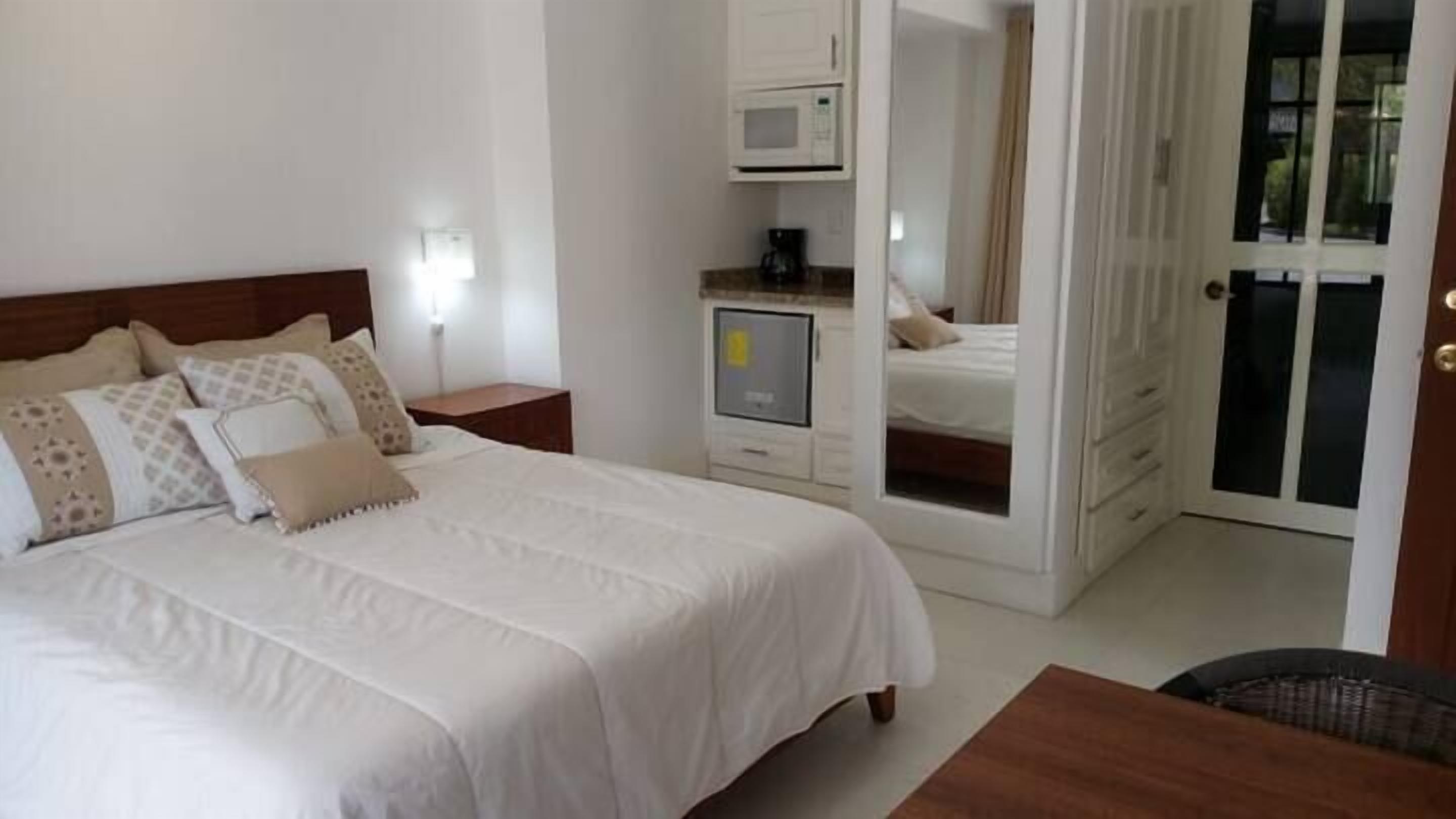 5 bedrooms, Egyptian cotton sheets, premium bedding, down duvets