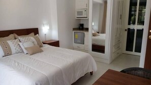 Deluxe Room, 1 Katil Ratu (Queen), Garden View | 5 bilik tidur, cadar kapas Mesir, peralatan tempat tidur premium 