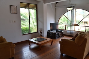 Deluxe-Apartment, 3 Schlafzimmer, Küche, Gartenblick | 5 Schlafzimmer, Bettwäsche aus ägyptischer Baumwolle
