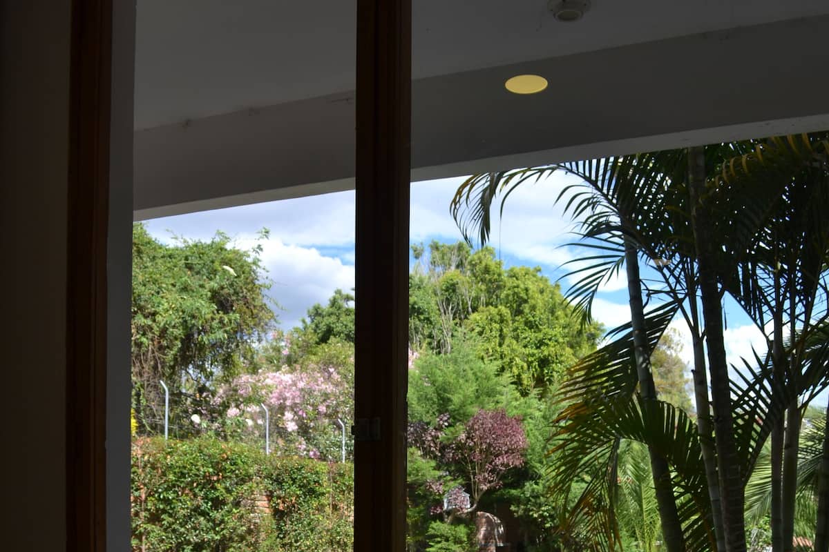 Habitación Deluxe, 1 cama de matrimonio, vistas al jardín | 5 dormitorios, sábanas de algodón egipcio, ropa de cama de alta calidad