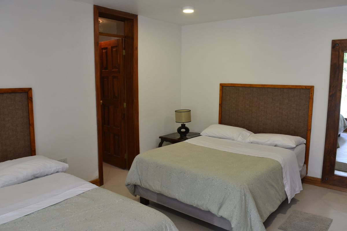 Habitación Deluxe doble, 2 camas de matrimonio, baño privado, vistas al jardín | 5 dormitorios, sábanas de algodón egipcio, ropa de cama de alta calidad