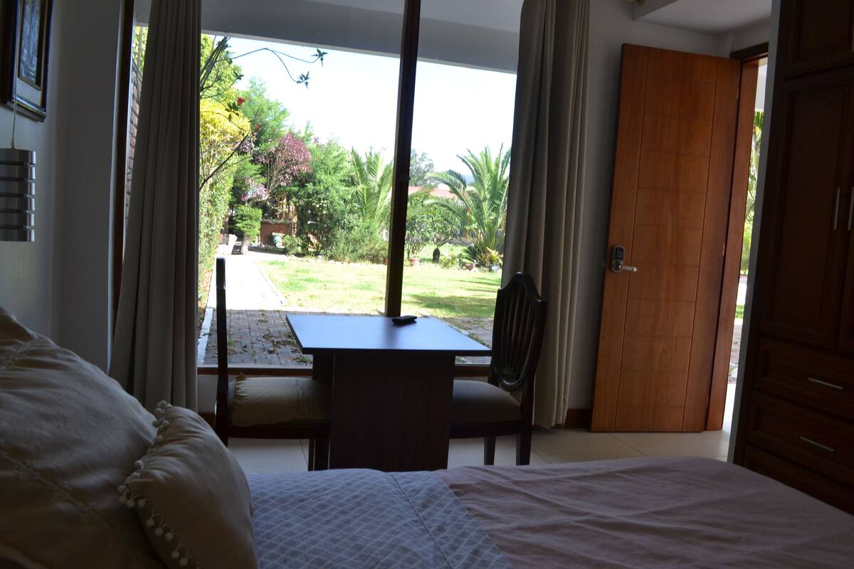 Habitación Deluxe, 1 cama Queen size, vista al jardín | 5 habitaciones y sábanas de algodón egipcio 