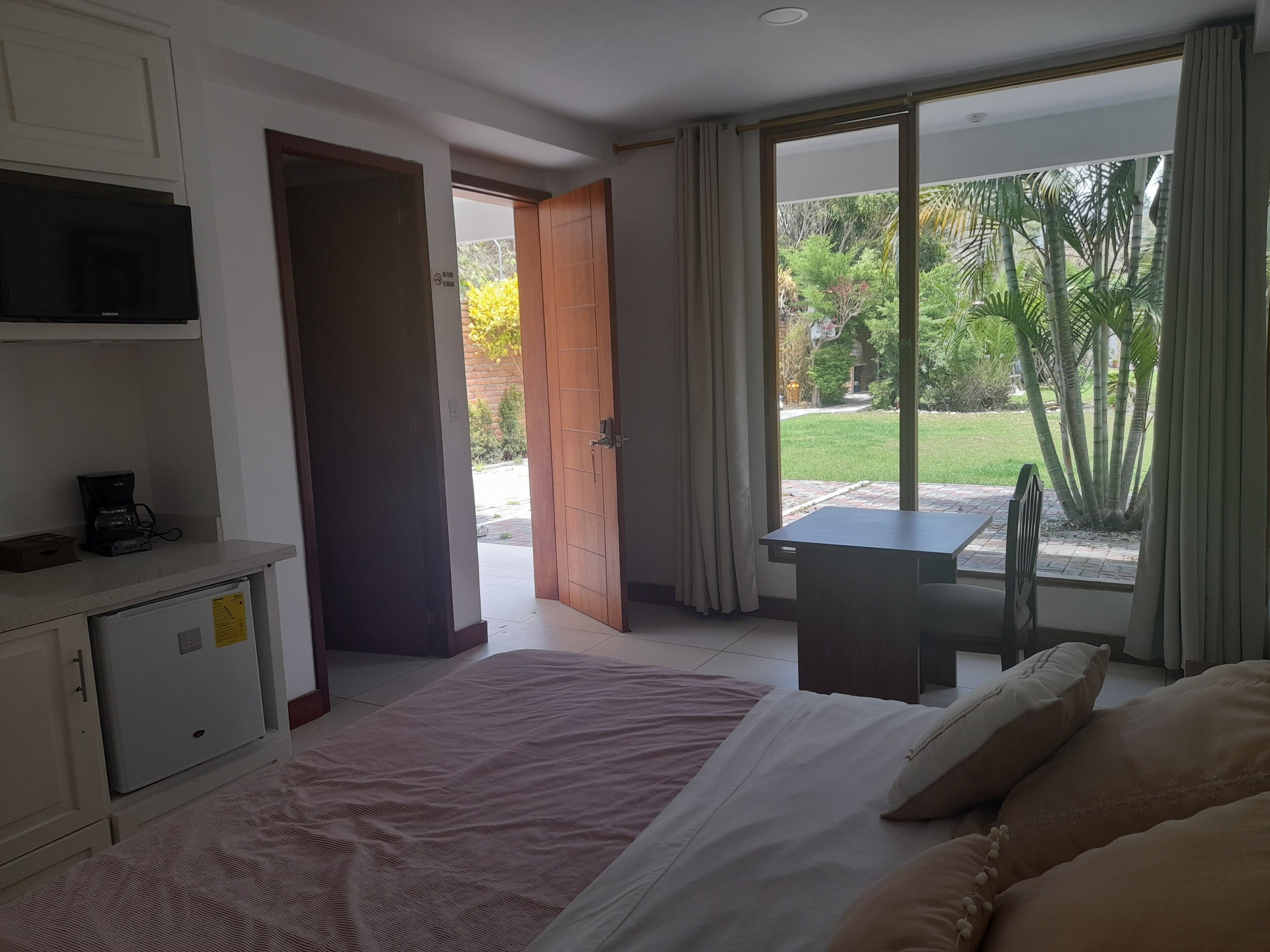 5 bedrooms, Egyptian cotton sheets, premium bedding, down duvets