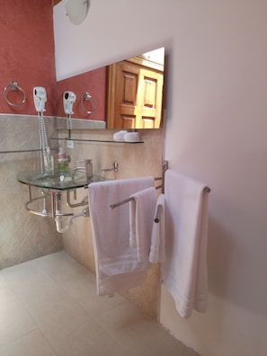 Deluxe Room, 1 Queen Bed, Garden View | Bathroom | Designer toiletries, hair dryer, towels, soap