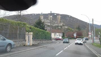 Parkeerplaatsen op het terrein