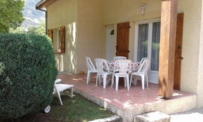 Outdoor dining - Small holiday home (Bompas)