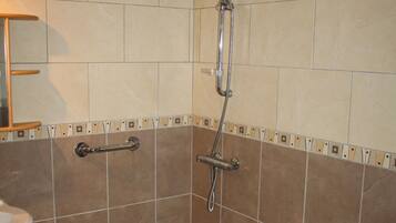 Douche, sèche-cheveux, papier toilette