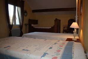 3 dormitorios, tabla de planchar con plancha, cuna de viaje