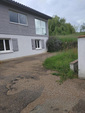 Exterior detail - 90 M2 apartment on the ground floor (Castres)