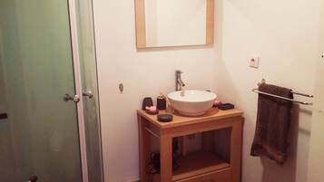 Een douche, een haardroger, handdoeken, zeep