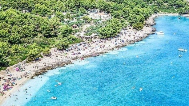 A coastal area with a beach, boats, and a dock. - Apartment in Okrug Gornji with Terrace, Air condition, WIFI, Washing machine (4736-1) (Okrug Gornji)