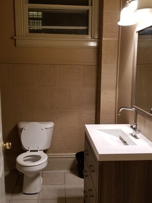Bathroom - Spacious Apartment in downtown Richmond (Richmond)