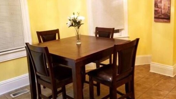 Business Apartment | In-room dining - Spacious Apartment in downtown Richmond (Richmond)