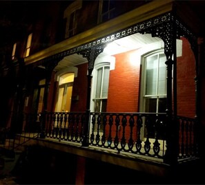 Front of property - Spacious Apartment in downtown Richmond (Richmond)