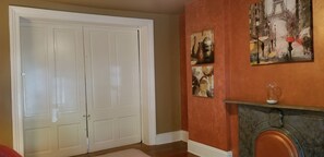 Business Apartment | Living area - Spacious Apartment in downtown Richmond (Richmond)