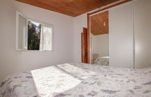 1 chambre, lit parapluie, draps fournis