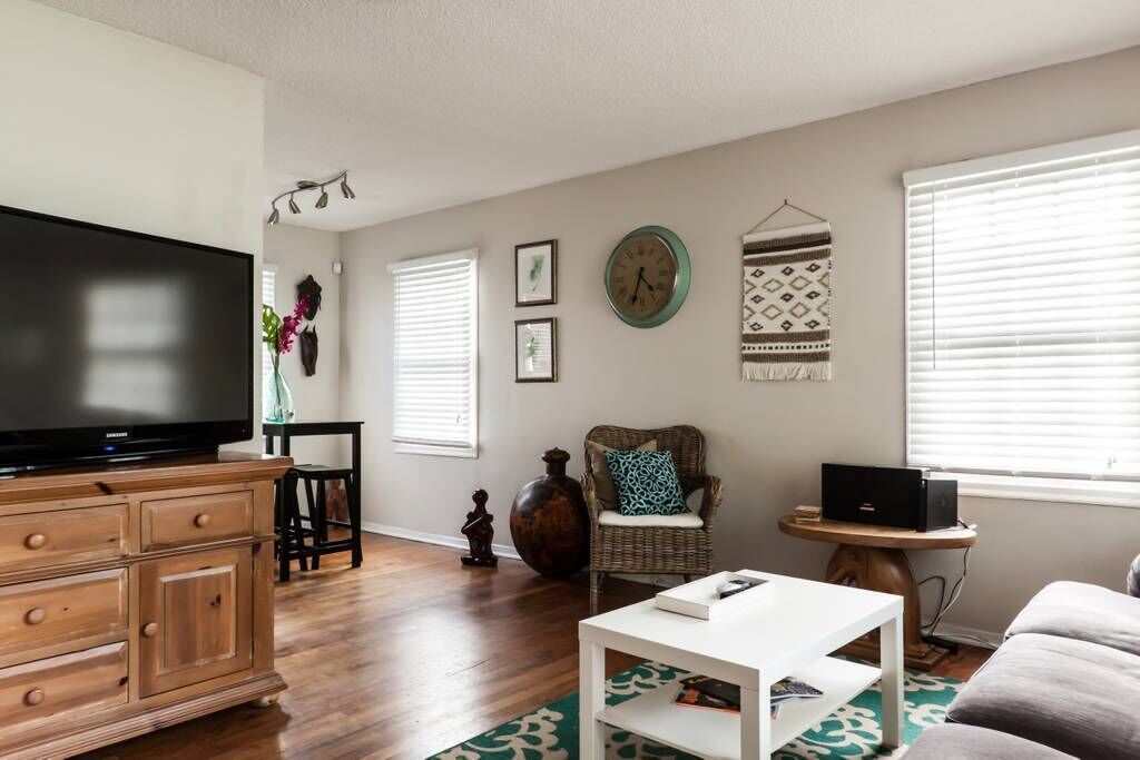 Smart TV, DVD player, books, stereo