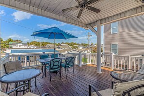 Outdoor dining - Beautiful Home looking at Sand Dollar Lake, close to Beach, limo cart available  (Myrtle Beach)