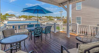 Beautiful Home looking at Sand Dollar Lake, close to Beach, limo cart available