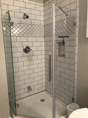 Combined shower/bathtub, towels - Beautiful Home looking at Sand Dollar Lake, close to Beach, limo cart available  (Myrtle Beach)