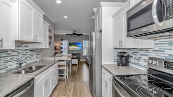 Frigorifero, microonde, forno, piano cottura