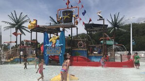 Un parc aquatique doté d’une zone de jeux d’eau, de toboggans et de diverses attractions aquatiques.