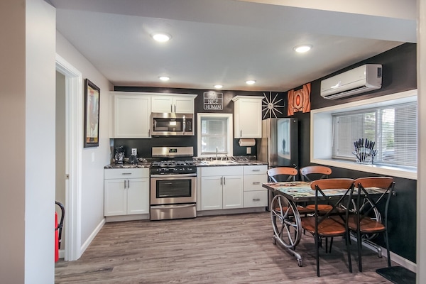 Een koelkast, een magnetron, een oven, een kookplaat