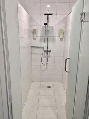 Shower, rainfall showerhead, hair dryer, toilet paper - Metro Adventurer Backpackers (Auckland)