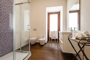 Douche, sĂšche-cheveux, bidet, serviettes fournies