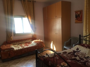 Eenvoudige Twin kamer, uitzicht op stad | Luxe beddengoed, geluiddichte muren, gratis wifi, beddengoed