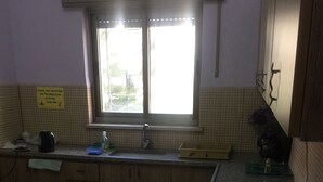 Full-size fridge, shared microwave, oven, stovetop - House of Peace Hostel (Bethlehem)