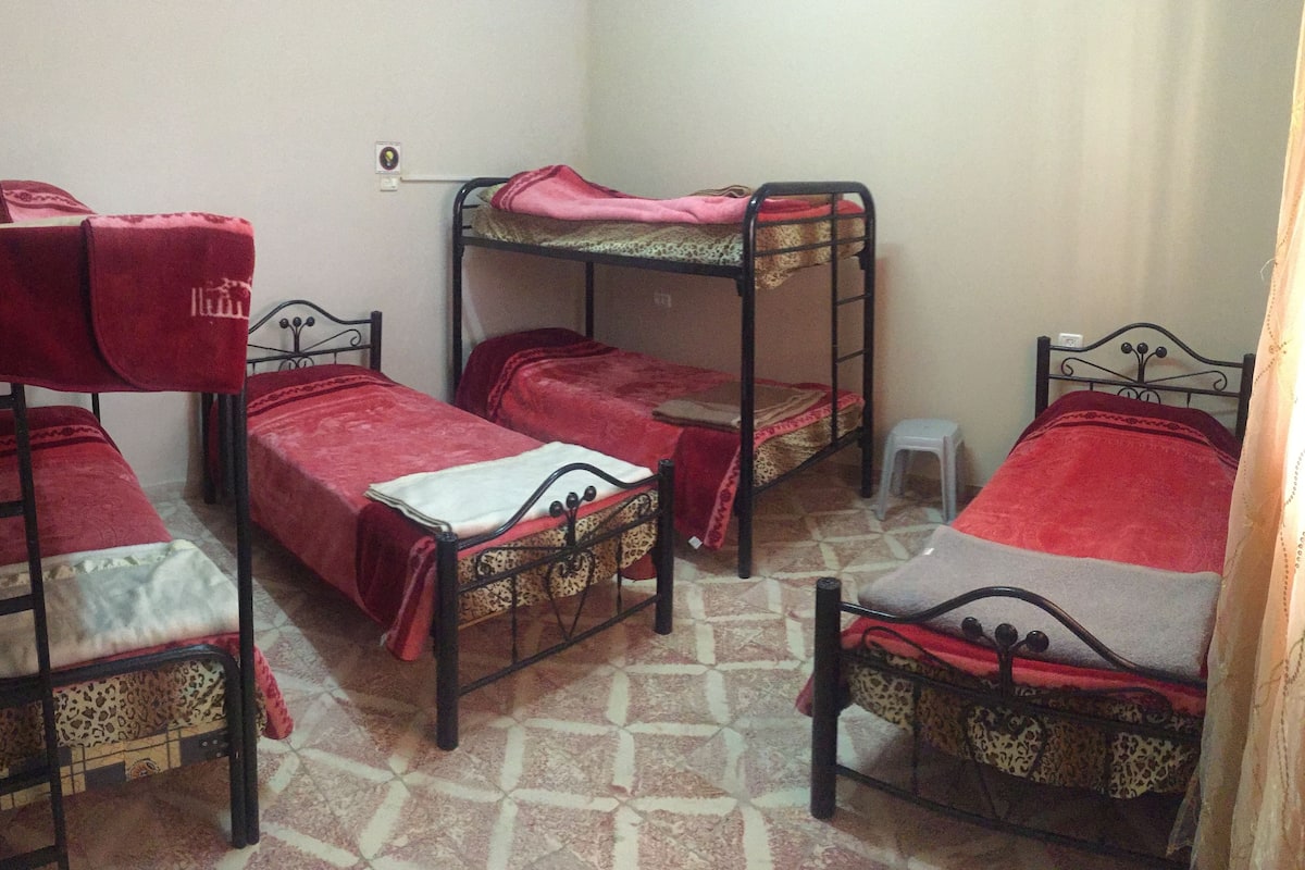 Dormitorio compartido básico, solo para hombres, vista a la ciudad | Ropa de cama de alta calidad, insonorización y wifi gratis
