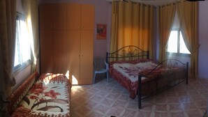 Basic Twin Room, City View | Premium bedding, soundproofing, WiFi (free), bed sheets - House of Peace Hostel (Bethlehem)