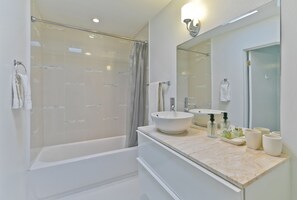 Combined shower/bathtub, hair dryer, bidet, towels - Casa R&R - for the ones who want a quiet break from their hectic life (Palm Springs)