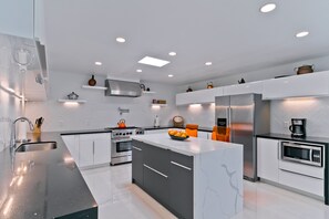 Réfrigérateur, four à micro-ondes, un four, surface de cuisson