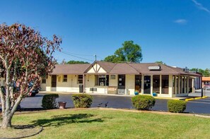 Exterior - Knights INN Collinsville VA (Collinsville)