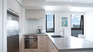 Departamento familiar, vista al puerto | Cocina privada | Horno, parrilla de estufa, lavavajillas y utensilios de cocina 
