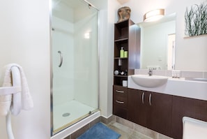 Bathroom - Harbour View 2 Bedroom Apartment (Auckland)