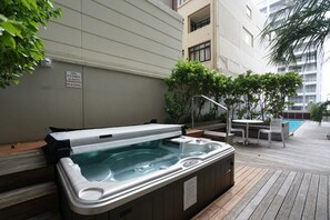 Hot tub - Harbour View 2 Bedroom Apartment (Auckland)