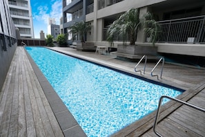 Outdoor pool - Harbour View 2 Bedroom Apartment (Auckland)