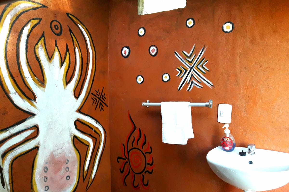 Douche, articles de toilette gratuits, sèche-cheveux