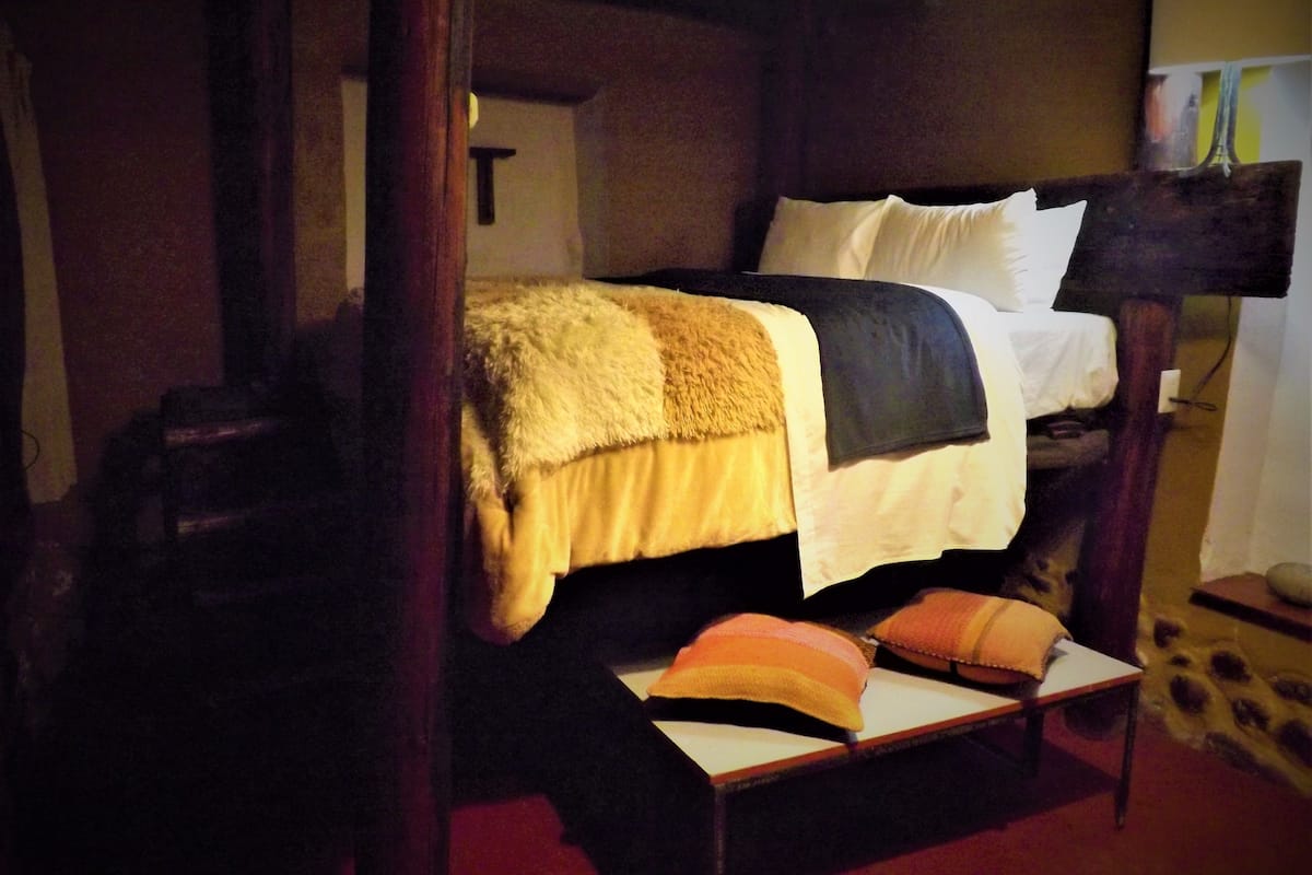 Chambre Double, 1 grand lit, salle de bains commune
