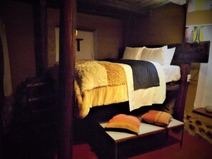 Habitación doble, 1 cama Queen size, baño compartido | Tabla de planchar con plancha y wifi gratis 