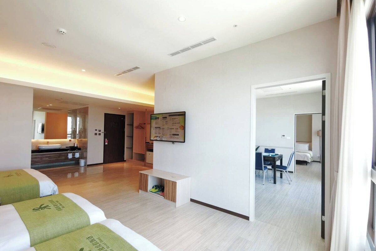 Family Suite | 1 bedroom, desk, blackout drapes, WiFi (free)