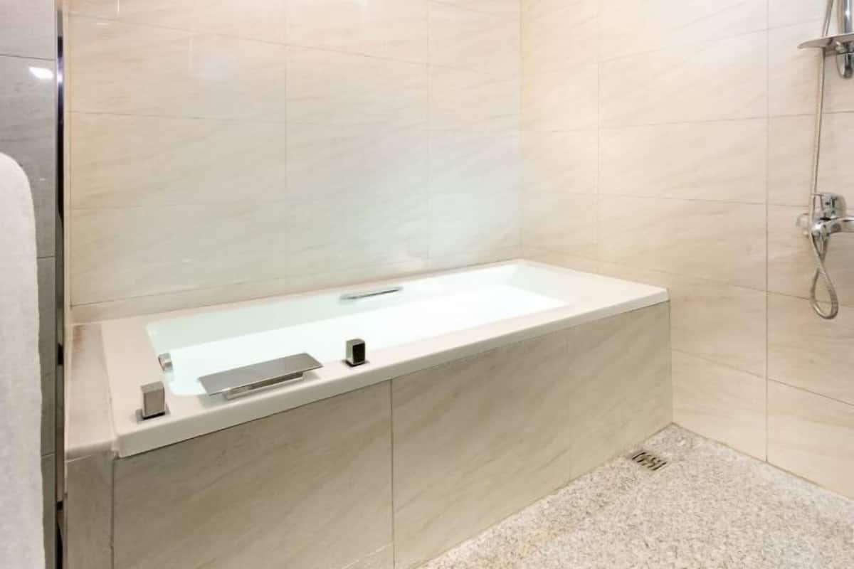 Douche, articles de toilette (gratuits), séchoir à cheveux, pantoufles