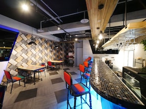Quầy bar bên hồ bơi