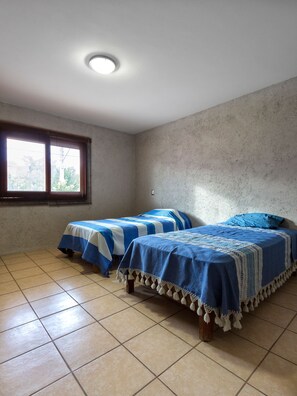 4 habitaciones, caja de seguridad en la habitación y escritorio 