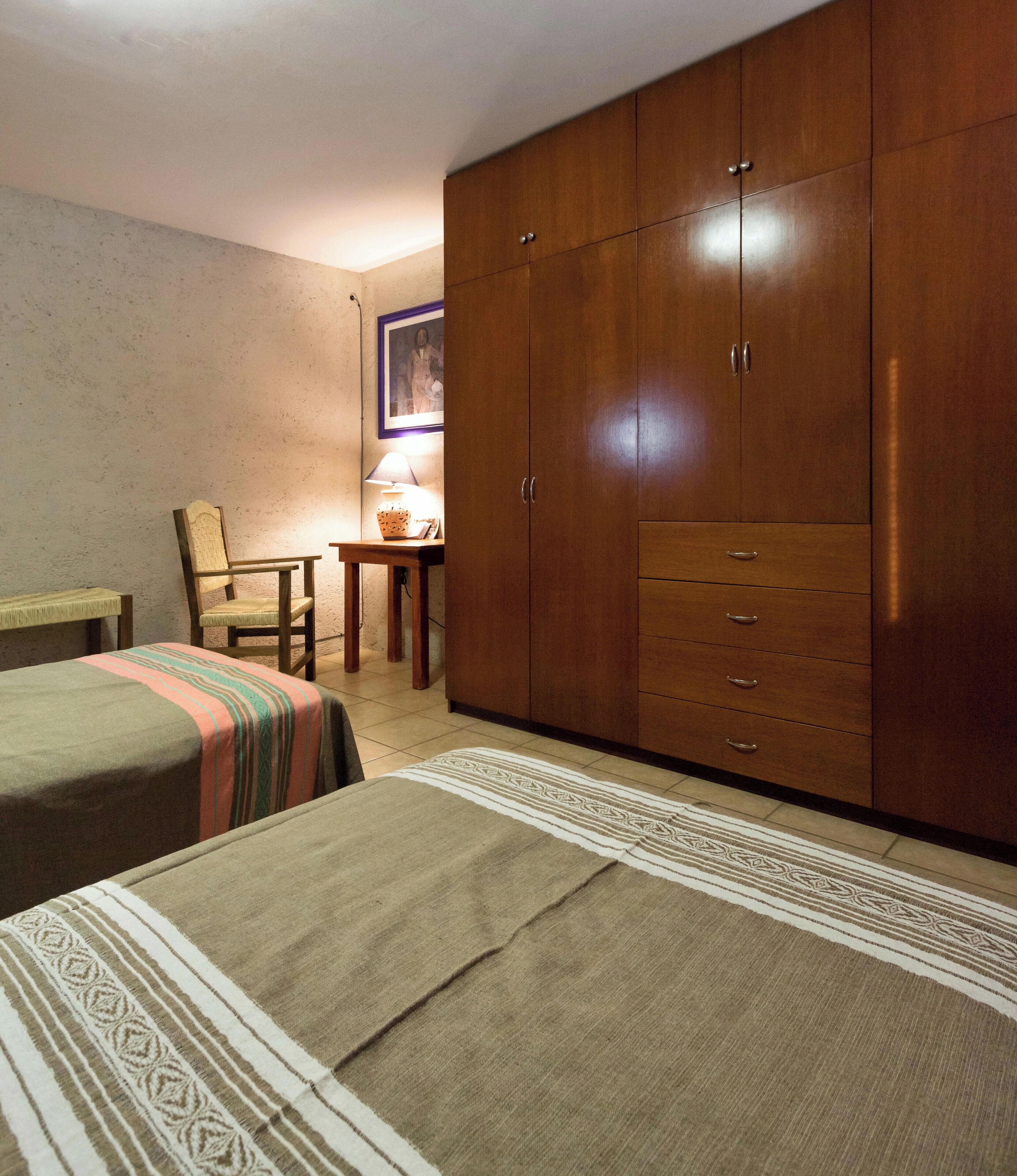 4 chambres, coffres-forts dans les chambres, bureau